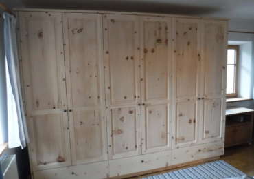 Schlafzimmerschrank in Zirbenholz