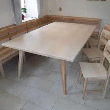 Sitzgruppe in Esche, Tischplatte in Ahorn