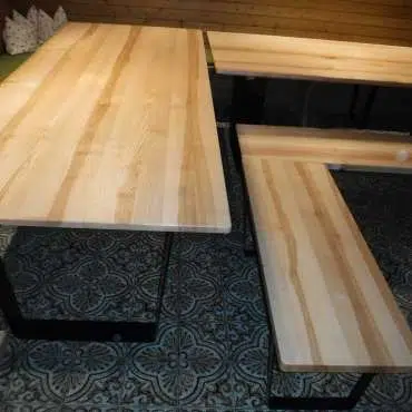 Tische und Bänke in Esche